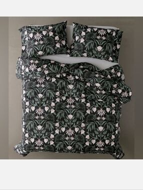 UO Home Urban Outfitters Camille dark floral duvet cover Full / Queen Like New